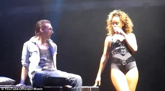 [pics Video] Rihanna Gives Lap Dance To Male Fan On Stage Celebrities Nigeria