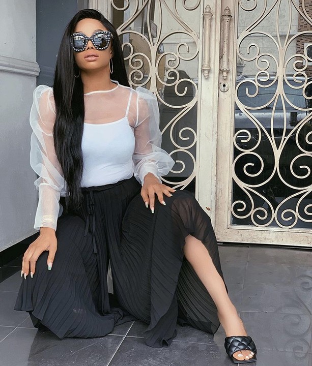 Toke Makinwa Stuns In A Black & White Outfit (Photos