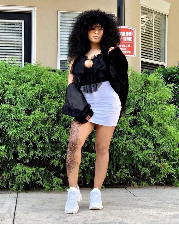 Nina Ivy Wows In Skimpy Skirt And Cleavage-baring Top - Celebrities ...