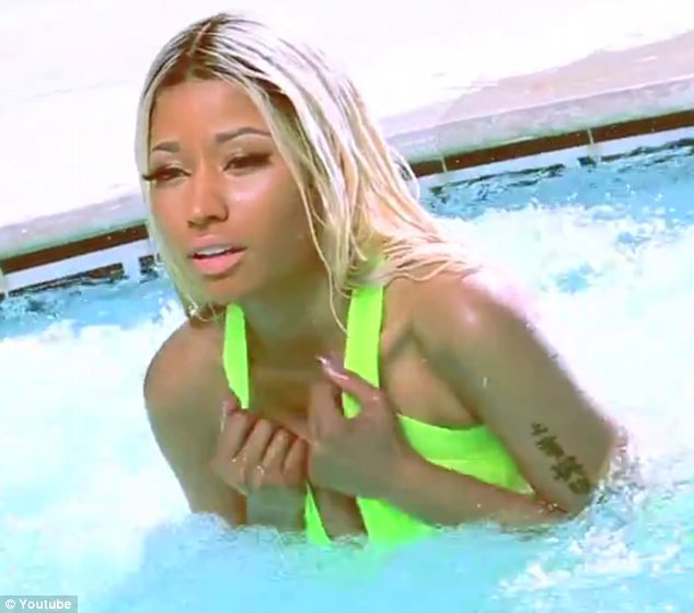 PHOTO: Nicki Minaj's Bréasts Accidentally Pops Out Of Her Bikini