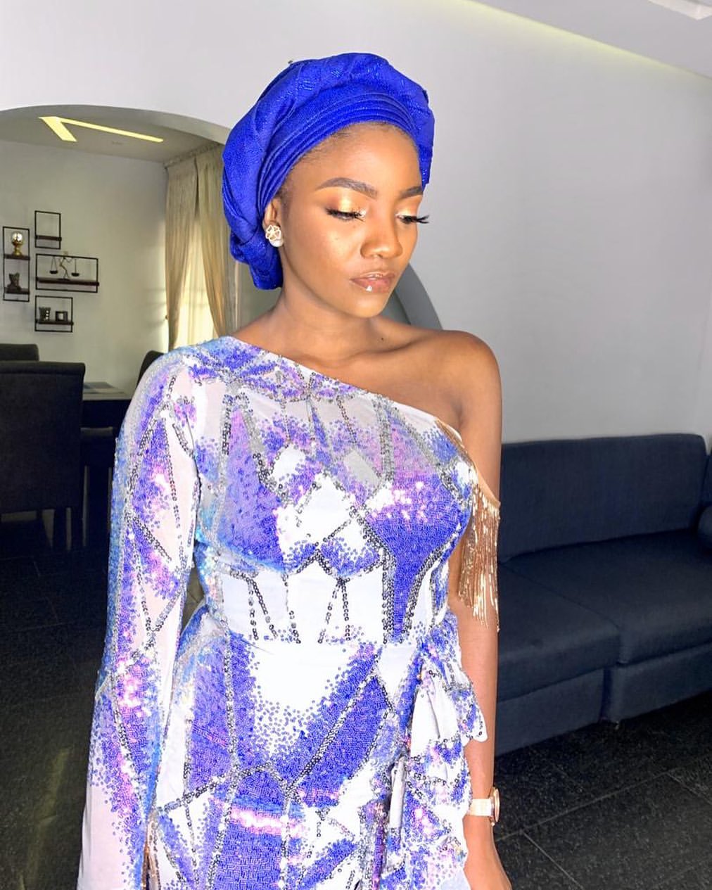 Simi Share A Thrown Back Ph