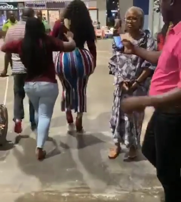 See How People Gathered To Take A Glimpse Of A Lady With Very Big Butt In A  Mall - Celebrities - Nigeria