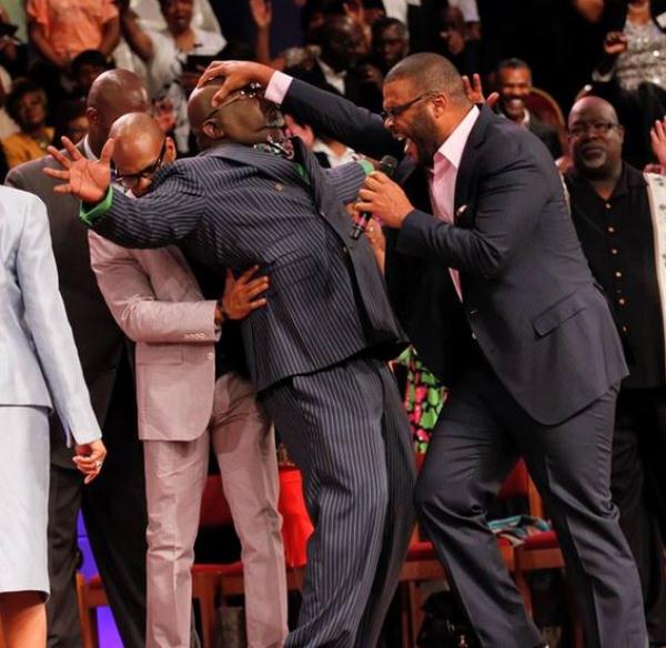 Photo/video Pastor TD Jakes Falls Under The Anointing Hands Of Tyler