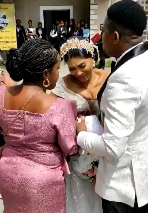 Bride's Breast Almost Fell Down From Her Exotic Gown (PHOTO) - Nairaland /  General - Nigeria