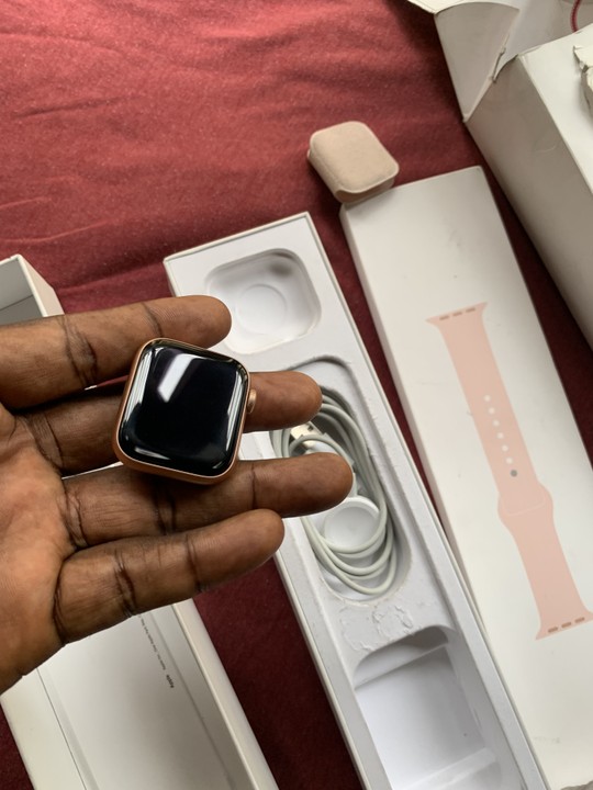 Neat Apple Watch Series 5 40mm GPS For 60k Phones Nigeria