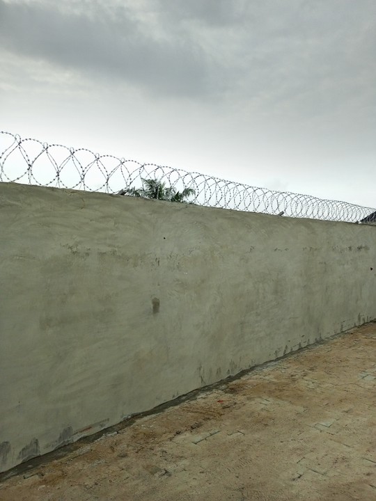 Electric Fence Wire And Razor Barb Wire in Lekki - Building