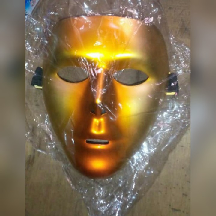 Golden full-face costume mask –