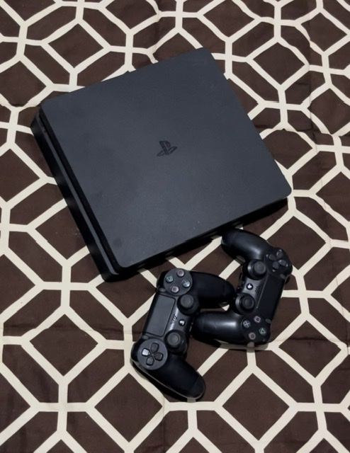 Ps4 Pro Hacked Console + One Controller + FIFA 24, in Wuse 2