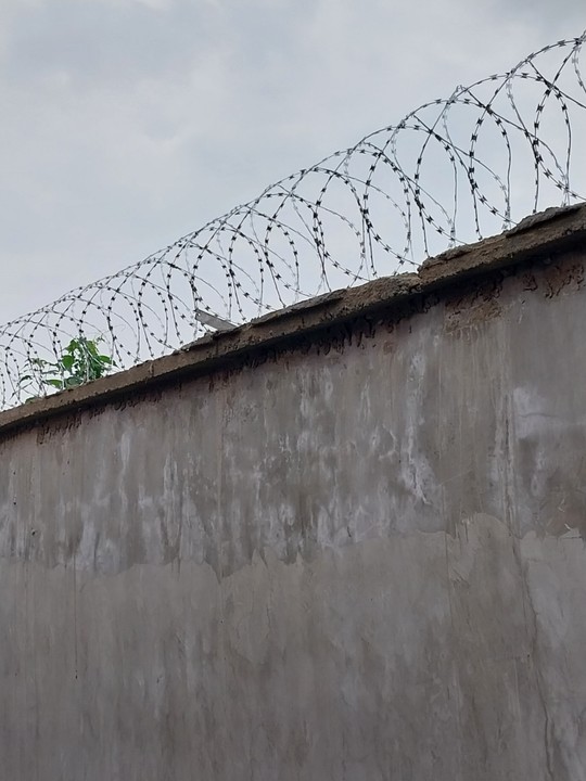 Electric Fence Wire And Razor Barb Wire in Lekki - Building