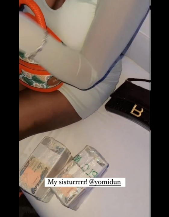 papaya-and-sister-who-is-still-in-jss3-seen-spraying-stacks-of-money-at-an-event-celebrities