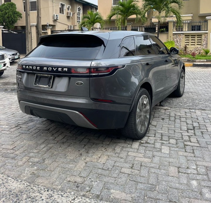 Velar range Rover и девушка