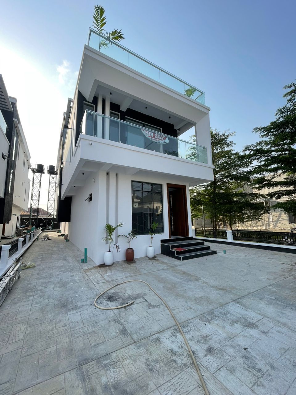 super-luxurious-5-bedroom-fully-detached-duplex-for-sale-in-osapa-lekki