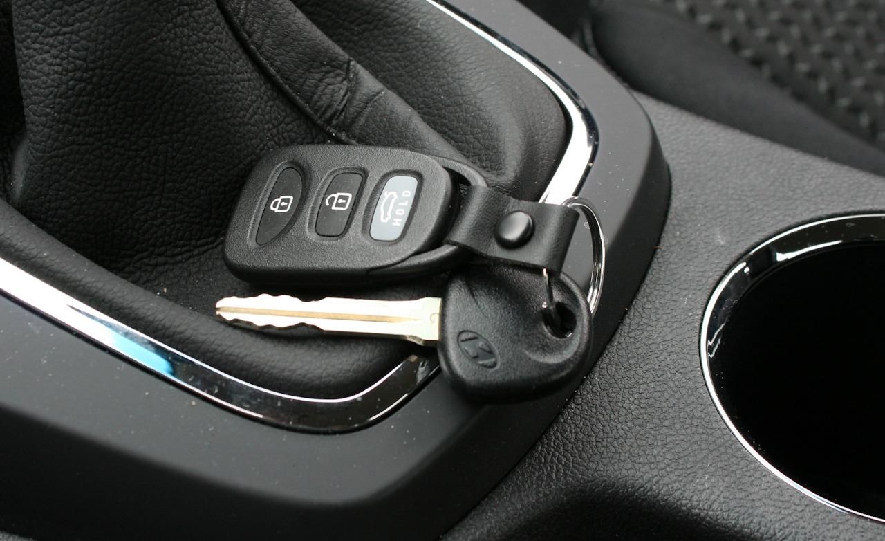 Car keys ayla. Car Key Hyundai. Передача ключи от машины Hyundai. Ключи от машины в коробке. В руке ключи от машины Хендай.