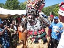 Ndi Igbo Forum - >>> PHOTO OF THE DAY <<< Lekwanu Masquerade using ATM. Lolz. This one no happen for Ozubulu. Can someone guess this one  happened??? SHARE YOUR THOUGHTS. * Report any