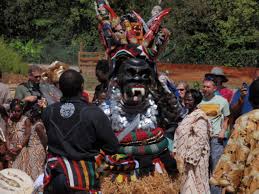 Ndi Igbo Forum - >>> PHOTO OF THE DAY <<< Lekwanu Masquerade using ATM. Lolz. This one no happen for Ozubulu. Can someone guess this one  happened??? SHARE YOUR THOUGHTS. * Report any