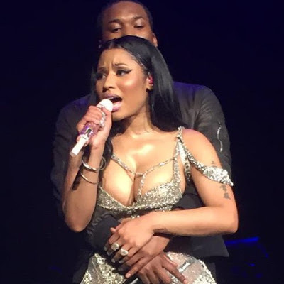Nicki Minaj & Meek Mill Share a Super Passionate Kiss at Her Show