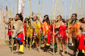 Зулу праздник. Умхланга Южная Африка. Умхланга девушки. Umhlanga Reed Dance. Zulu Reed Dance.