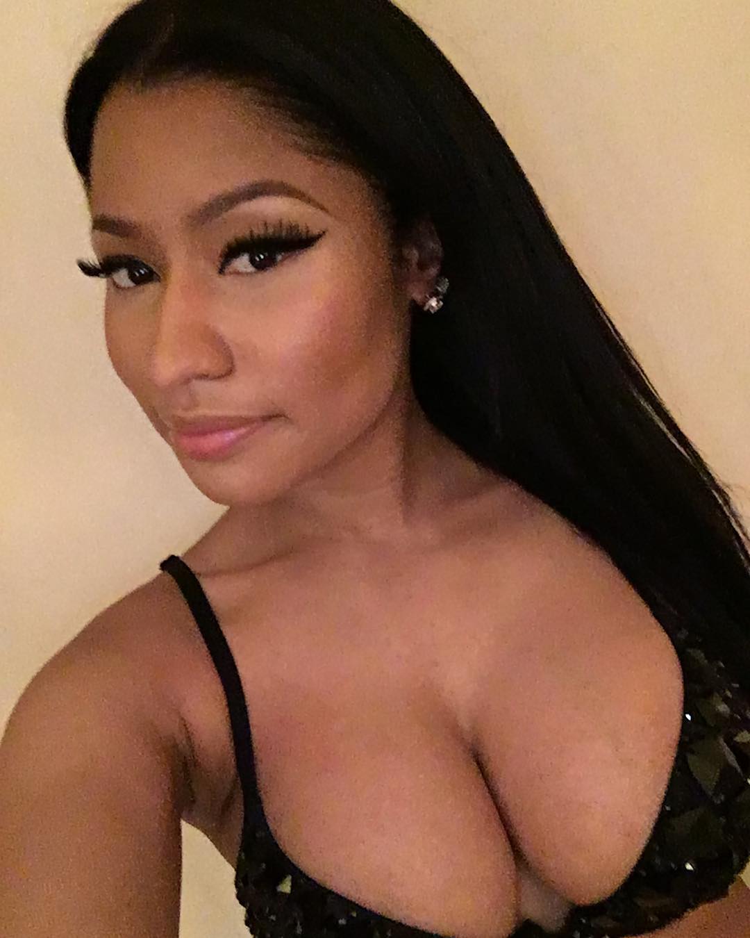 Omg!!! Nicki Minaj Shows Off Her Big Breast With A Close Selfie In