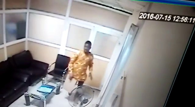 Photos Man Caught On Cctv Stealing Laptop From A Office In Abuja Crime Nigeria