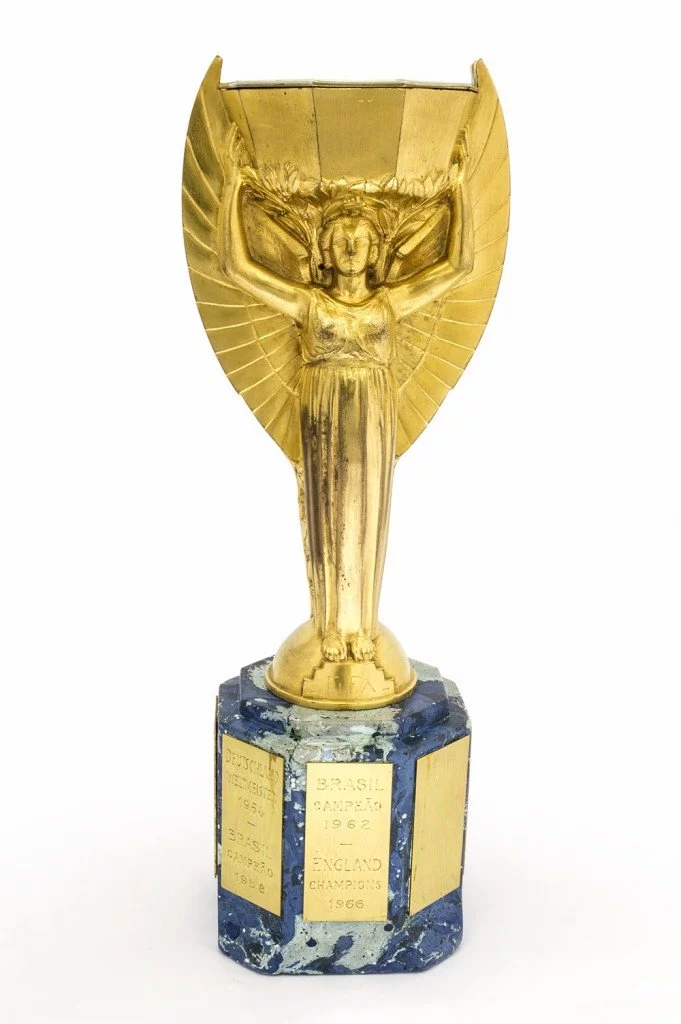 Man who designed World Cup trophy dies at 95