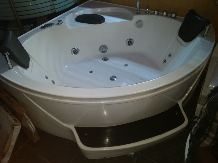 Brand New Excutive Jacuzzi Bath For Sale Call 08083817074 - Properties ...