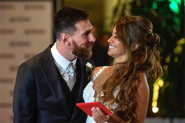 Lionel Messi Marries Childhood Sweetheart Antonella Roccuzzo In ...