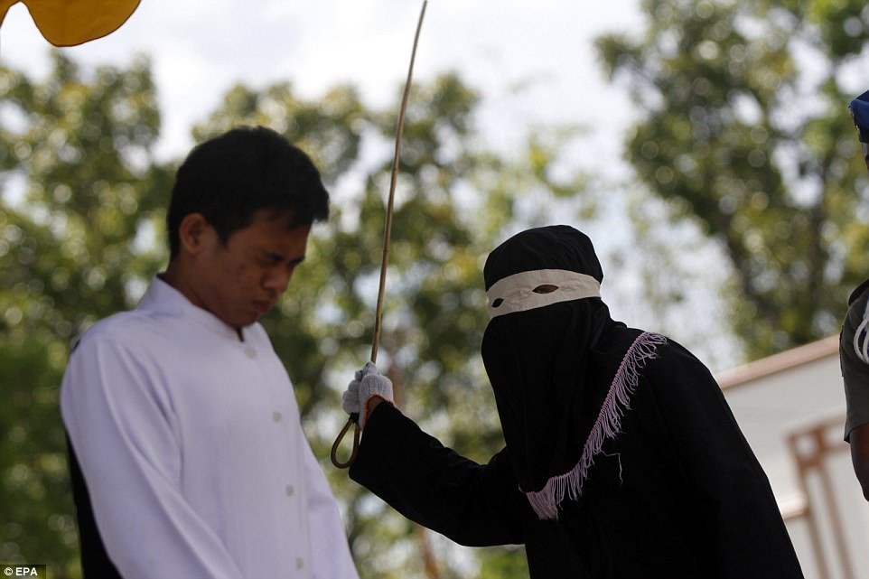 Sharia Law Ten Indonesians Lashed Up To Times As Barbaric Punishment Photos Foreign