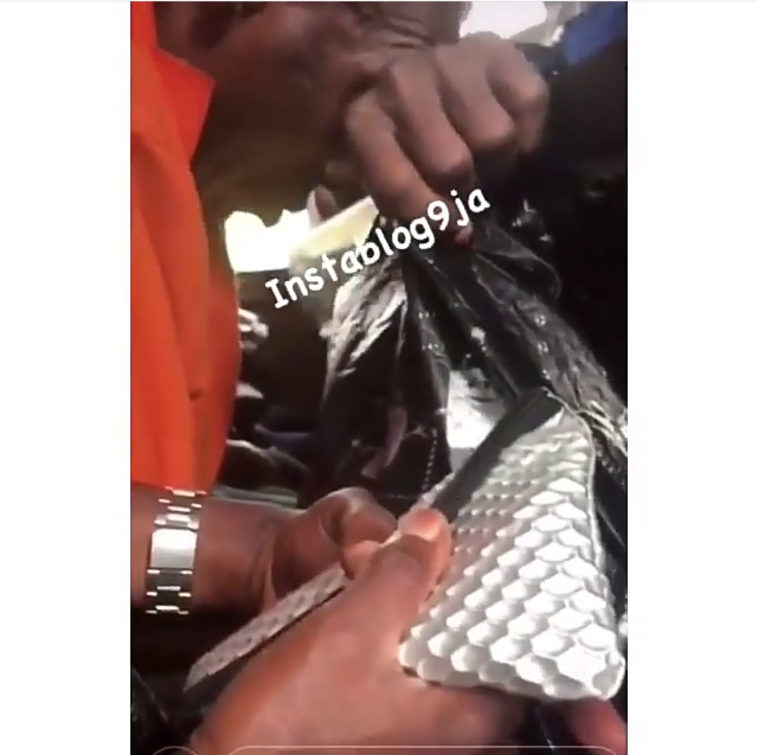 Man Touching A Womans Backside In A Bus In Lagos (Photos, Video) - Crime photo