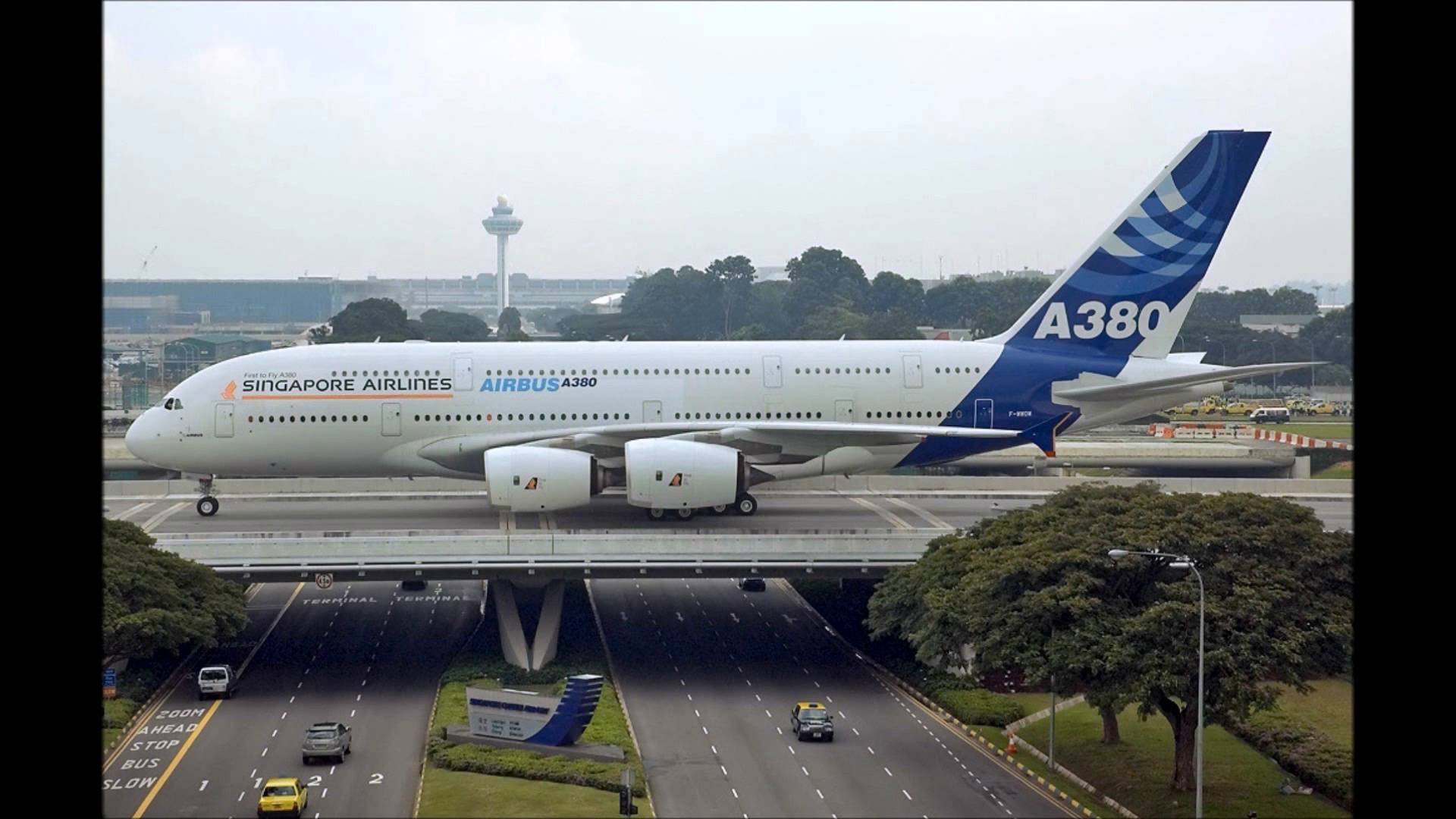 Самые большие пассажирские. Airbus a380. Самый большой самолет Аэробус 380. Самолет Airbus a390. Airbus a380 самый большой пассажирский.