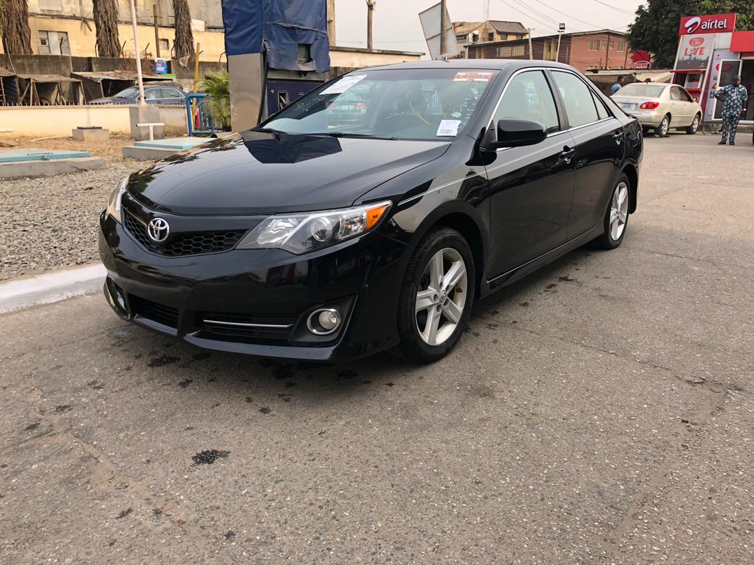 Toyota Camry 2012 чёрная