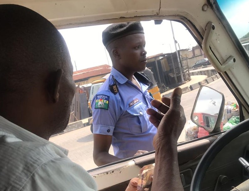 Police Officer Caught On Camera Taking Bribe In Lagos Photos Crime Nigeria 3263